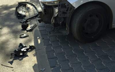 Wyjeżdżali spod baru. Volkswagen urwał przód ich auta (ZDJĘCIA)