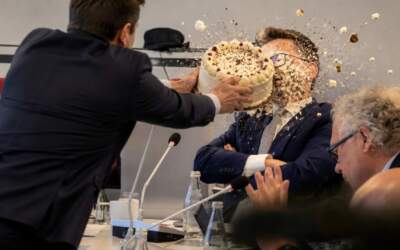 Tortowy strach na sesji? Radnych odgrodzono taśmą od mieszkańców