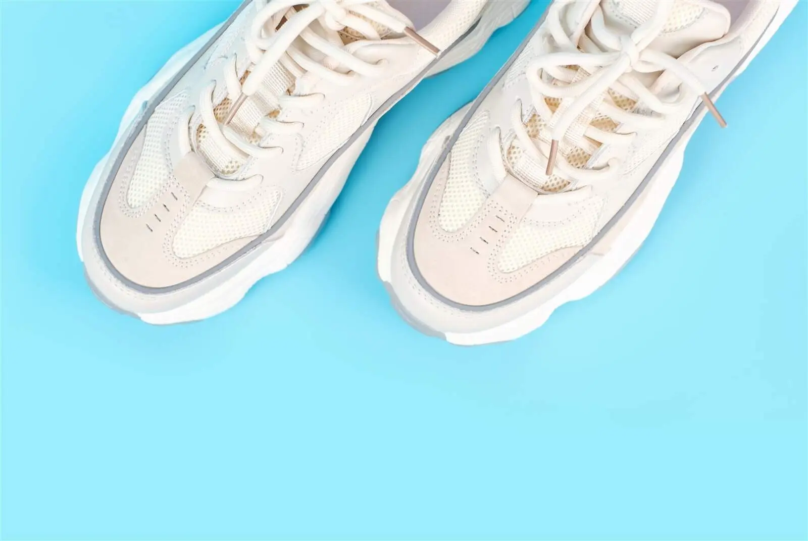 Najlepsze sneakersy damskie – marki, w które warto teraz zainwestować!