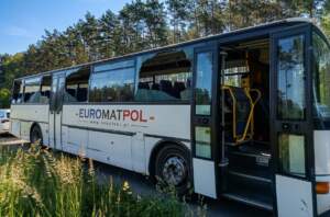 DROGOWY SZOK! Autobus z pięcioma wybitymi szybami woził ludzi po drodze! Policja natychmiast przerwała jazdę uszkodzony-autobus