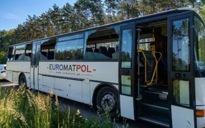 DROGOWY SZOK! Autobus z pięcioma wybitymi szybami woził ludzi po drodze! Policja natychmiast przerwała jazdę