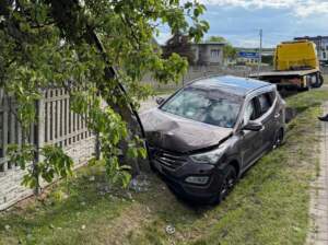 Wjechał w betonowy słup (ZDJĘCIA) 1000164352