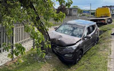 Wjechał w betonowy słup (ZDJĘCIA)