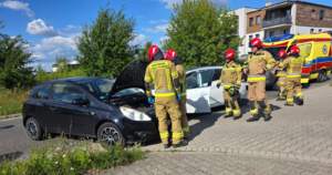 Zderzenie Opla i Peugeota. W środku 3 osoby (ZDJĘCIA) 1000167534