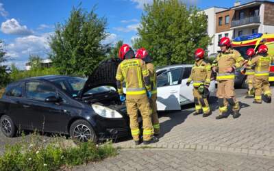 Zderzenie Opla i Peugeota. W środku 3 osoby (ZDJĘCIA)