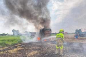 Pożar pola z maszyną rolniczą (ZDJĘCIA) 1000168220