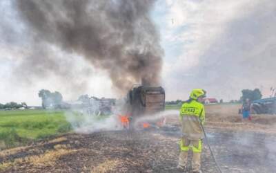 Pożar pola z maszyną rolniczą (ZDJĘCIA)