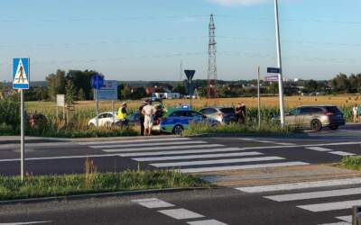 Pijana matka rozbiła auto z dziećmi. Na miejsce przyjechał pijany mąż i zaatakował policjanta?!