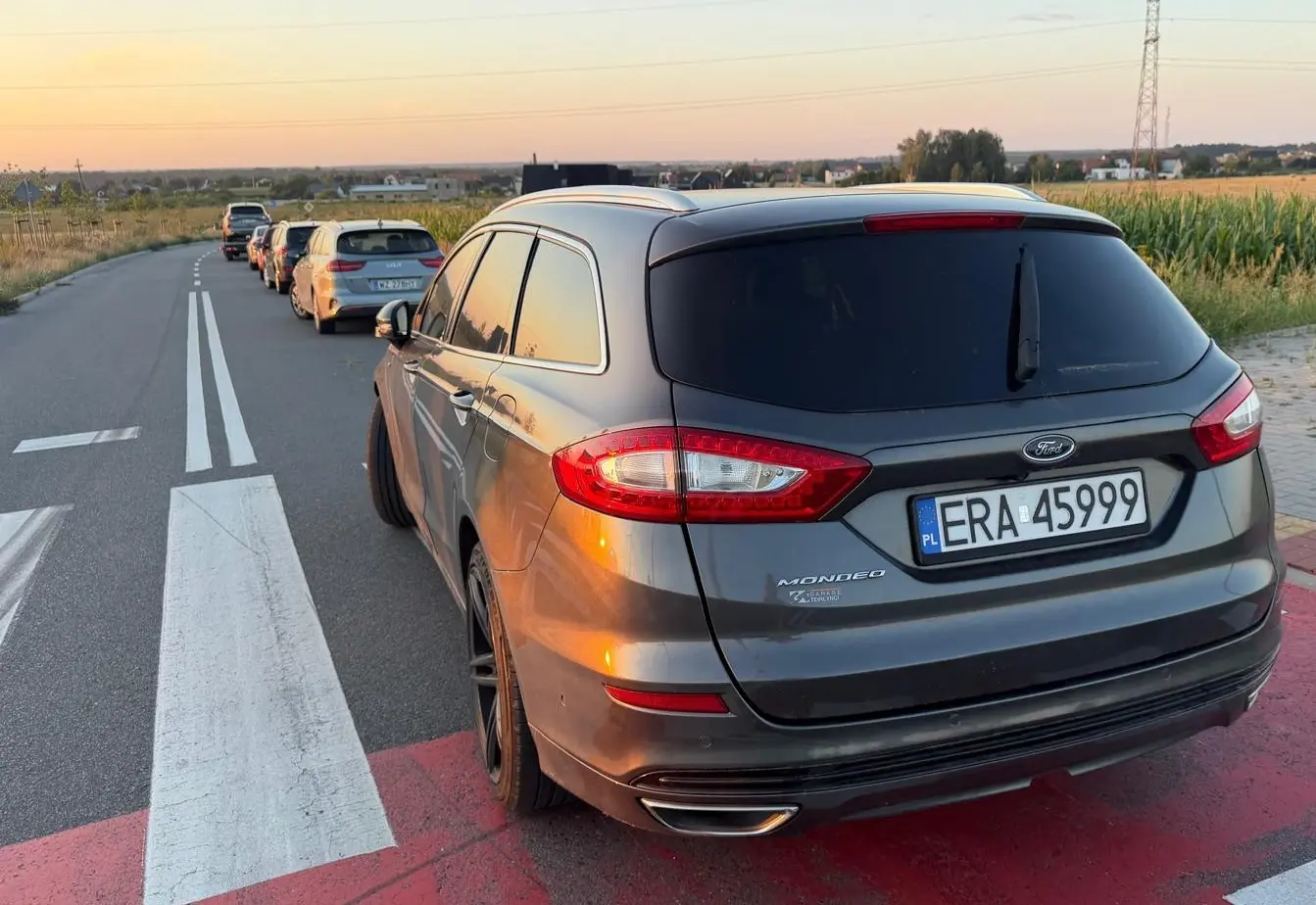 Pijana matka rozbiła auto z dziećmi. Na miejsce przyjechał pijany mąż i zaatakował policjanta?!