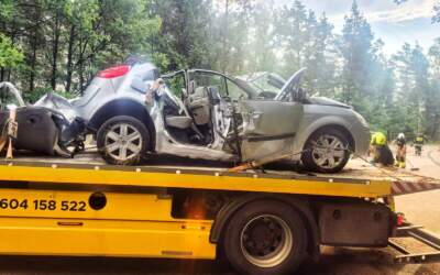 Auto roztrzaskane. W środku 5 osób i małe dziecko (ZDJĘCIA)