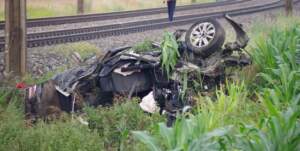 Cud na torach! Pociąg skasował Passata. Silnik wyleciał, auto odrzuciło w pole suchorzew-wypadek-pociag