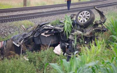 Cud na torach! Pociąg skasował Passata. Silnik wyleciał, auto odrzuciło w pole