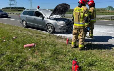 Pożar samochodu na obwodnicy Ostrowa Wielkopolskiego. Pomogli strażacy, którzy jechali trasą