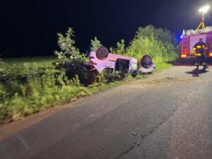 Auto dachowało. Ktoś zerwał tablice, a kierowca rozpłynął się 1000182132