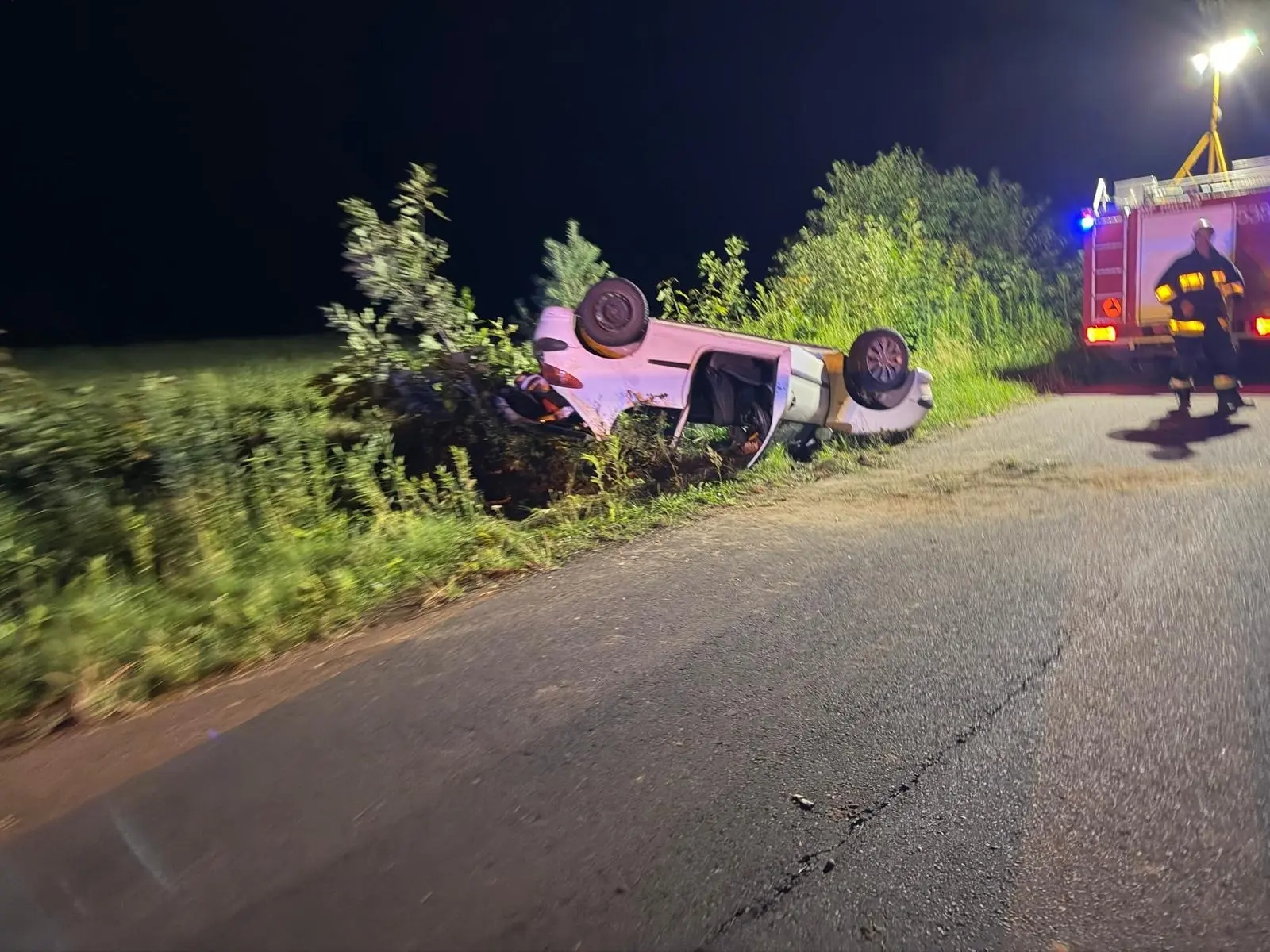 Auto dachowało. Ktoś zerwał tablice, a kierowca rozpłynął się