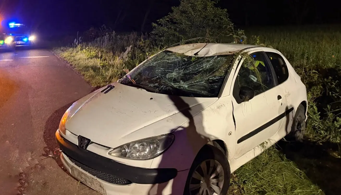 Auto dachowało. Ktoś zerwał tablice, a kierowca rozpłynął się