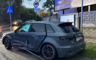 Zderzenie Toyoty i Audi w Ostrowie. Dwie osoby poszkodowane. Pomógł system eCal