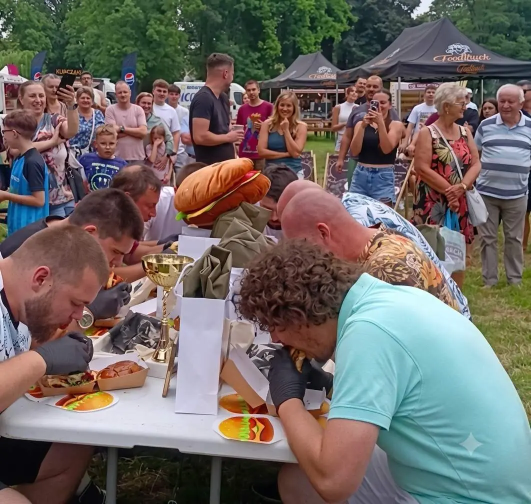 Zjadł piekielnie ostrego burgera w minutę! Mistrz Ostrowa nie miał sobie równych