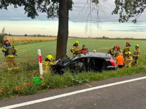 Wypadek - strażacy rozcinali wrak, lądował śmigłowiec LPR d2db00eb-7e72-48f7-a3fa-612596030017