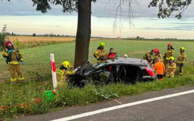 Wypadek – strażacy rozcinali wrak, lądował śmigłowiec LPR