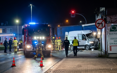 Ciężarówka wbiła się w budynek. Nie żyje jedna osoba (ZDJĘCIA)