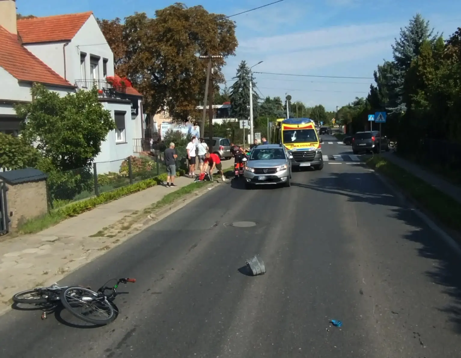 Dramat na ostrowskiej ulicy! 24-letnia rowerzystka walczy o życie. Uderzyła głową w szybę samochodu