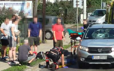 Dramat na ostrowskiej ulicy! 24-letnia rowerzystka walczy o życie. Uderzyła głową w szybę samochodu