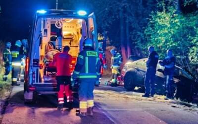 AKTUALIZACJA BMW wypadło z drogi i wylądowało w rowie. Dwie osoby poszkodowane (ZDJĘCIA)