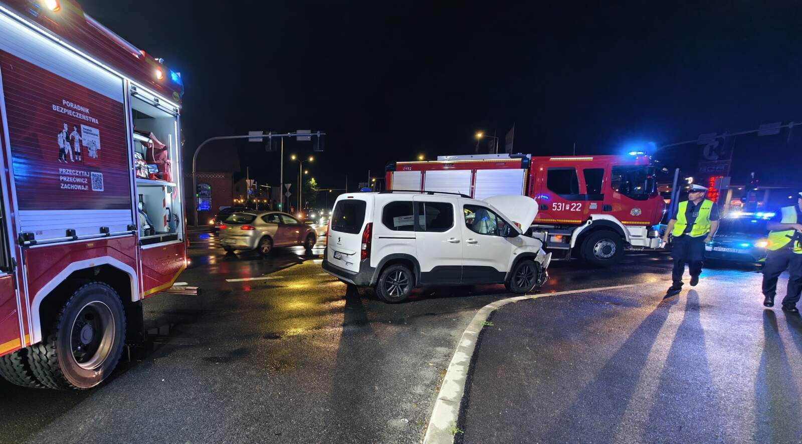 Wypadek przy przepompowni. Dwa Peugeoty (ZDJĘCIA)