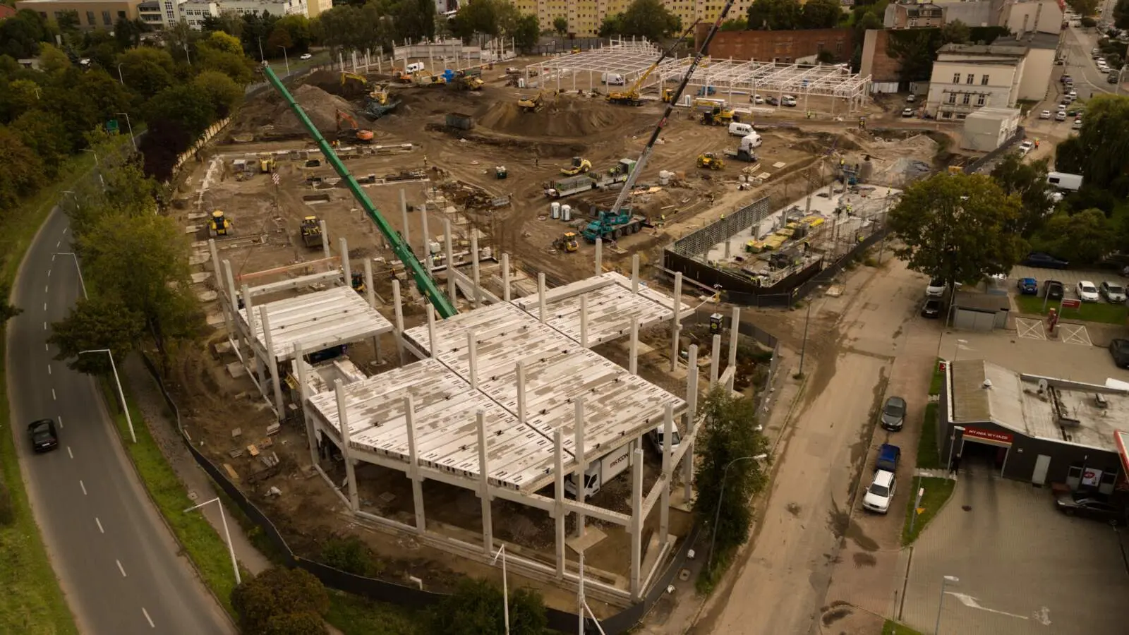 SENSACJA W CENTRUM OSTROWA! Znamy GIGANTÓW, którzy otworzą sklepy po starym browarze (ZDJĘCIA z lotu ptaka)