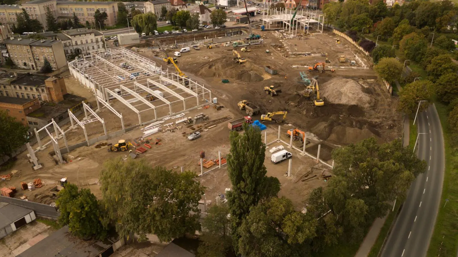 SENSACJA W CENTRUM OSTROWA! Znamy GIGANTÓW, którzy otworzą sklepy po starym browarze (ZDJĘCIA z lotu ptaka)