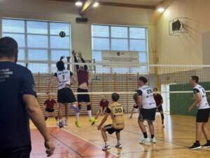Siatkówka wraca na ostrowskie parkiety. Wystartowała Amatorska Liga Ostrowskiej Siatkówki FB_IMG_1789909699456