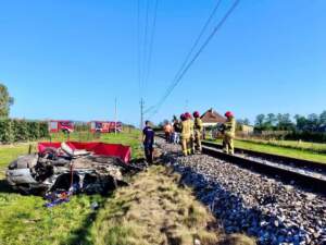 Osobówka wjechała pod pociąg, w środku dwie młode osoby FB_IMG_1790520573234