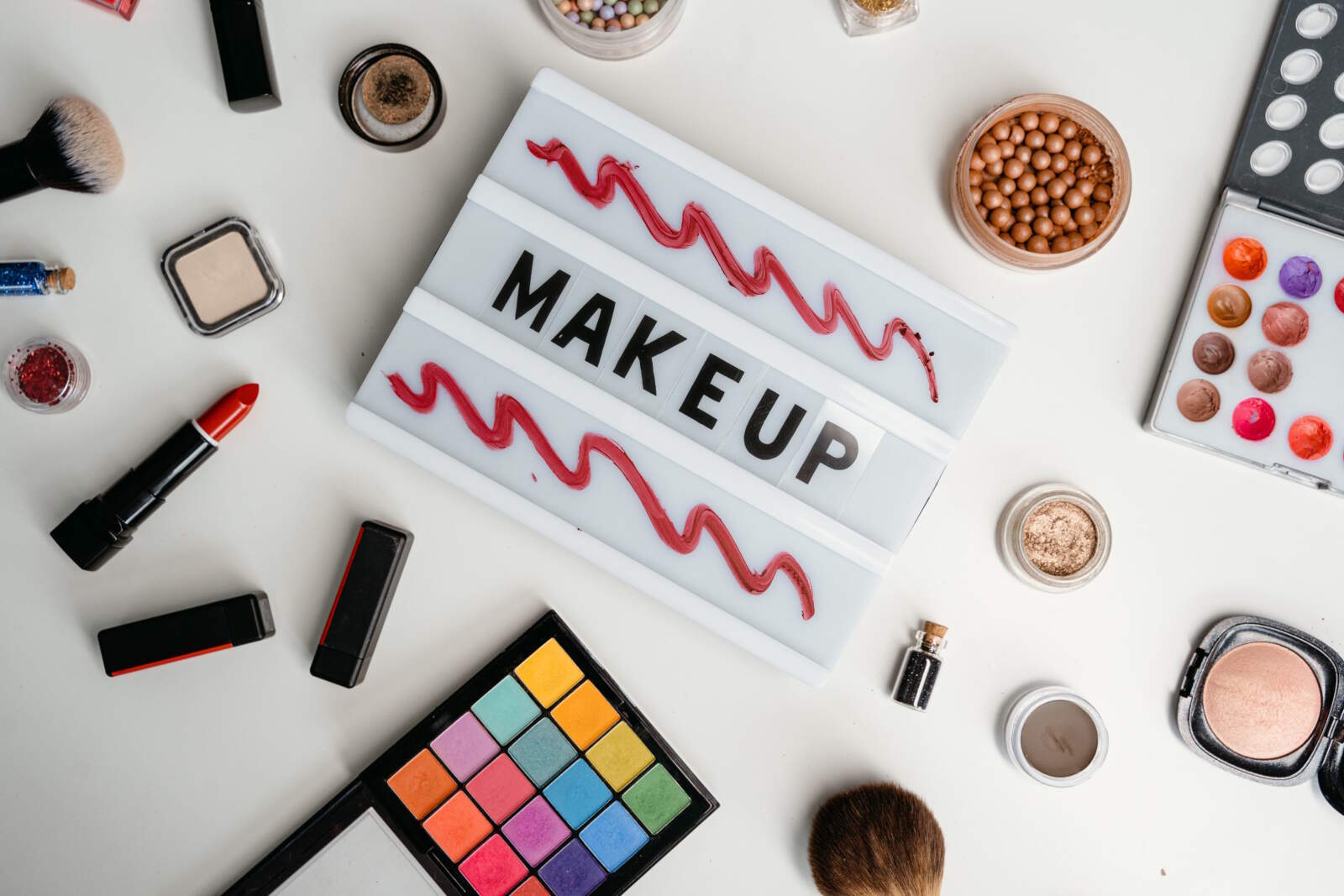 Jak stworzyć clean girl make-up? Kosmetyki do makijażu, które warto mieć