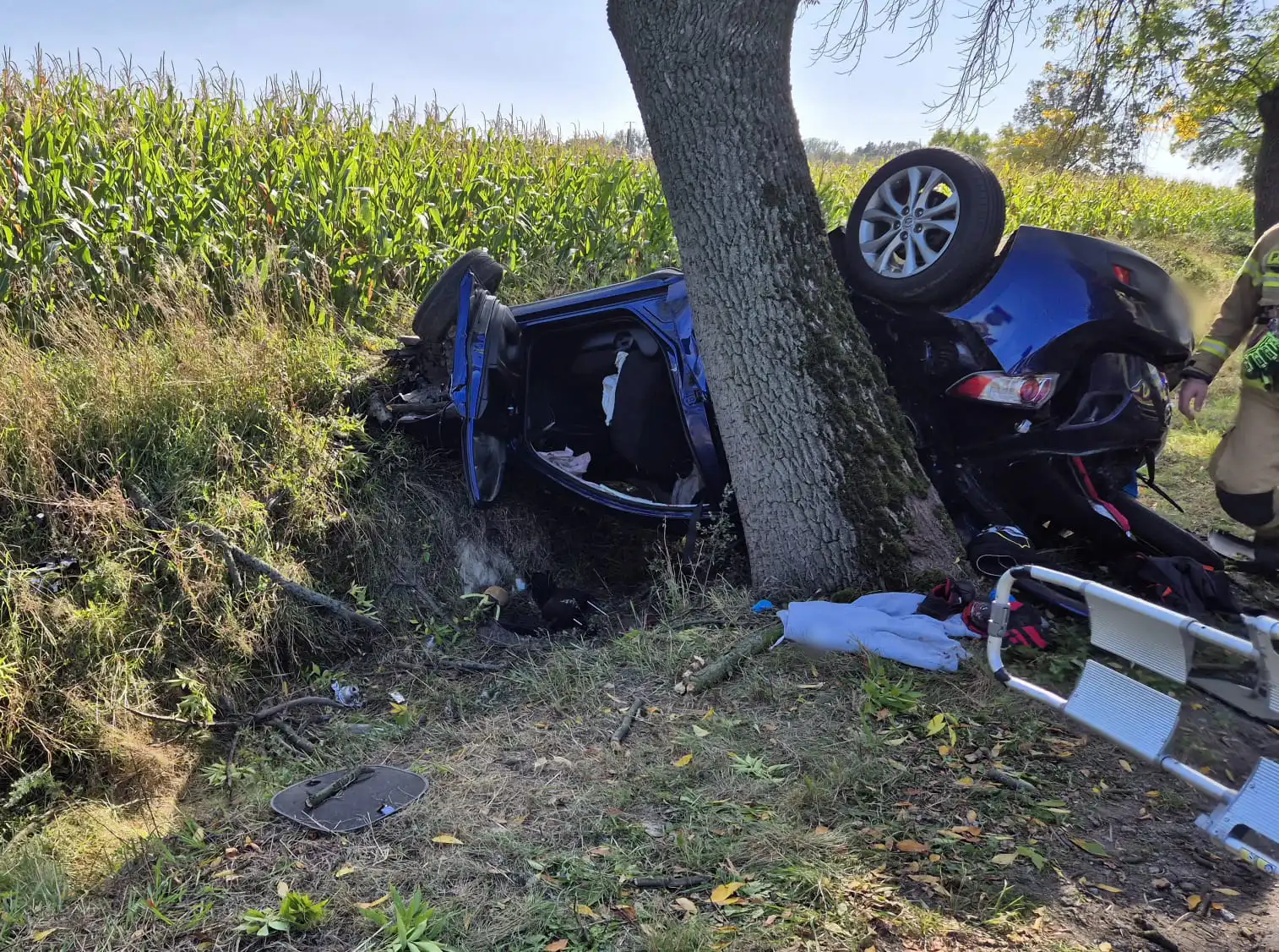 Samochód owinął się wokół drzewa, strażacy wycinali ranną osobę z wraku! W akcji śmigłowiec LPR [ZDJĘCIA]