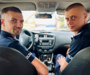 90-latek leżał w mieszkaniu. Wtedy przez okno pomogli mu oni po-sosnie