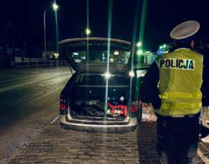 SKANDAL W OSTROWIE! Młody kierowca zapakował kolegę do... BAGAŻNIKA! renault-bagaznik