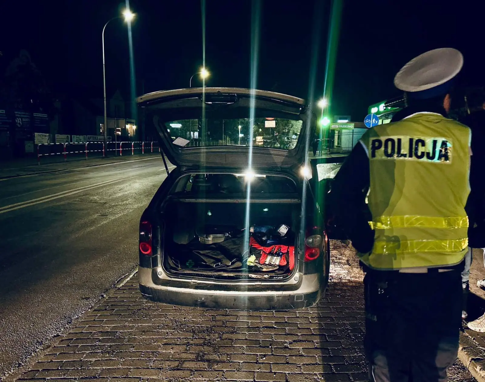 SKANDAL W OSTROWIE! Młody kierowca zapakował kolegę do… BAGAŻNIKA!