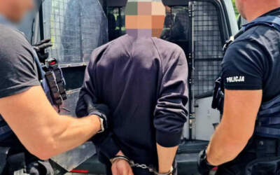 HORROR! Zadał znajomej 17 ciosów gigantycznym nożem, a potem… wyprowadzał jej psa!