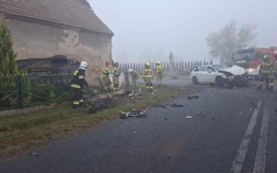 Horror w gęstej mgle! Auto z ostrowskimi tablicami rozbite. Drugie wylądowało w ogródku