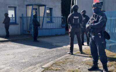 Kontrterroryści zrobili najazd na posesję w Ostrowie (ZDJĘCIA)