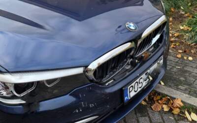 SZOK NA PARKINGU. BMW staranowało 5 aut