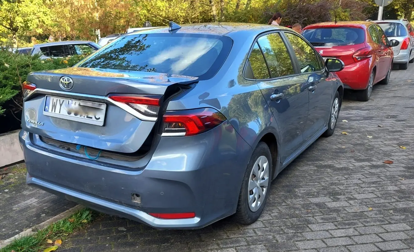 SZOK NA PARKINGU. BMW staranowało 5 aut