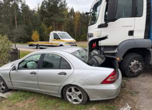 Wyprzedzał i zderzył się z ciężarówką. Kto winien? 1000198564