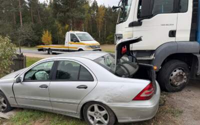 Wyprzedzał i zderzył się z ciężarówką. Kto winien?