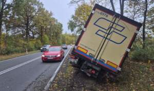 Ukr. wjechał ciężarówką do rowu 1000200477