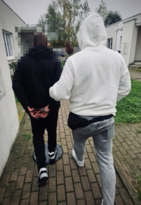 Najpierw pomógł, a później okradał 325-436299
