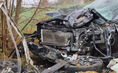 Groźny wypadek osobówki i dostawczego. Jedna osoba zakleszczona w pojeździe