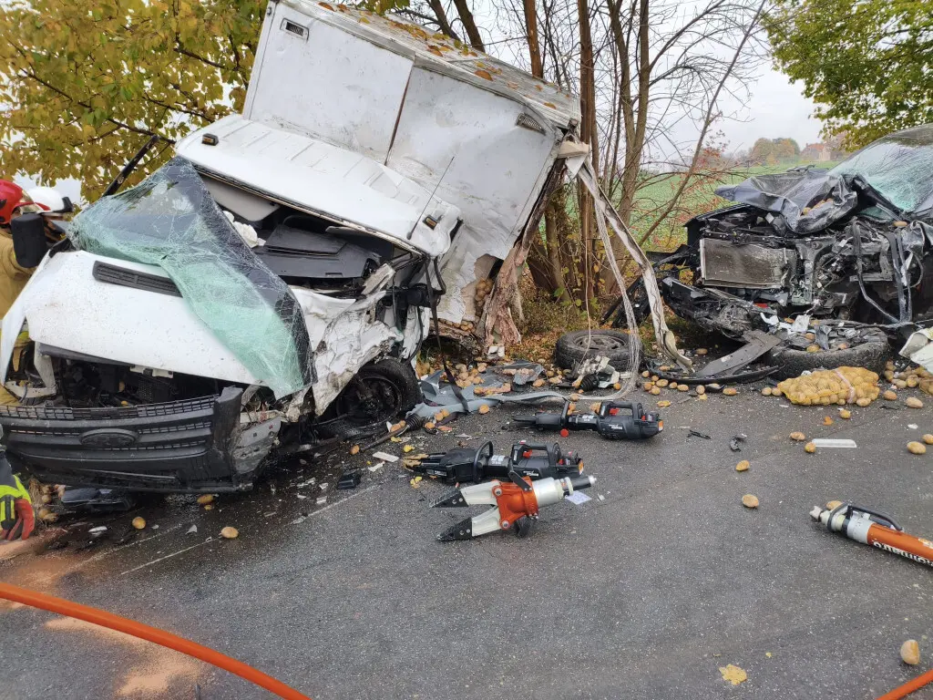 Groźny wypadek osobówki i dostawczego. Jedna osoba zakleszczona w pojeździe
