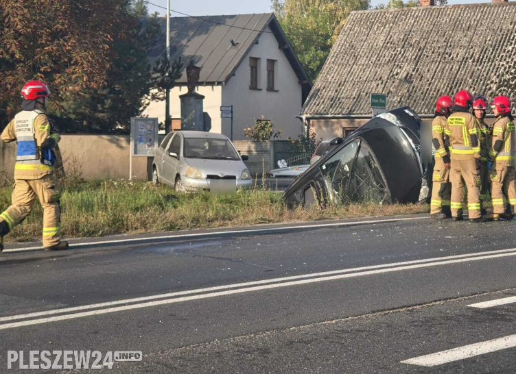 Autobus z dziećmi zmiótł osobówkę